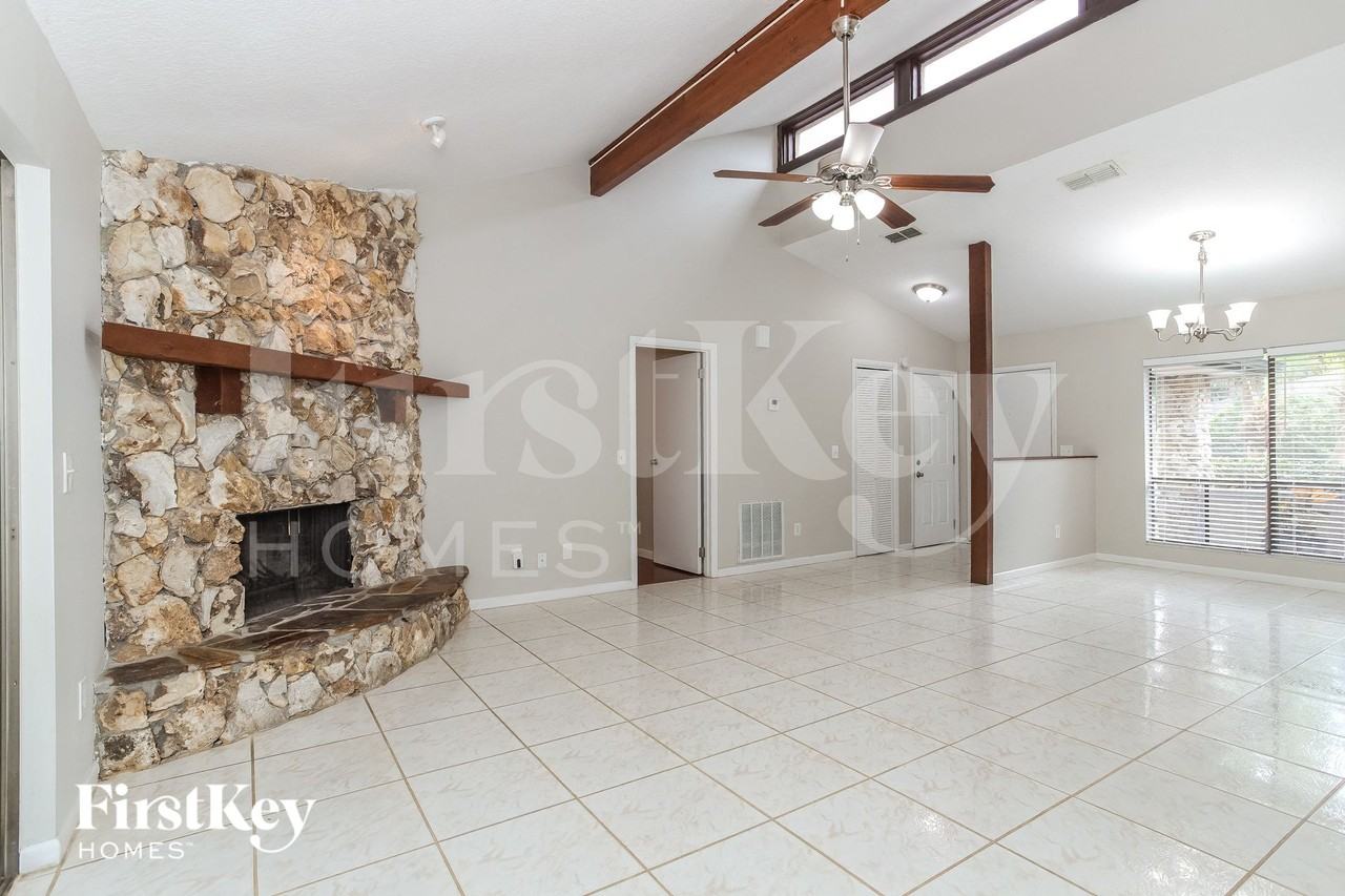 709 Heather Ln - Photo 4 of 15