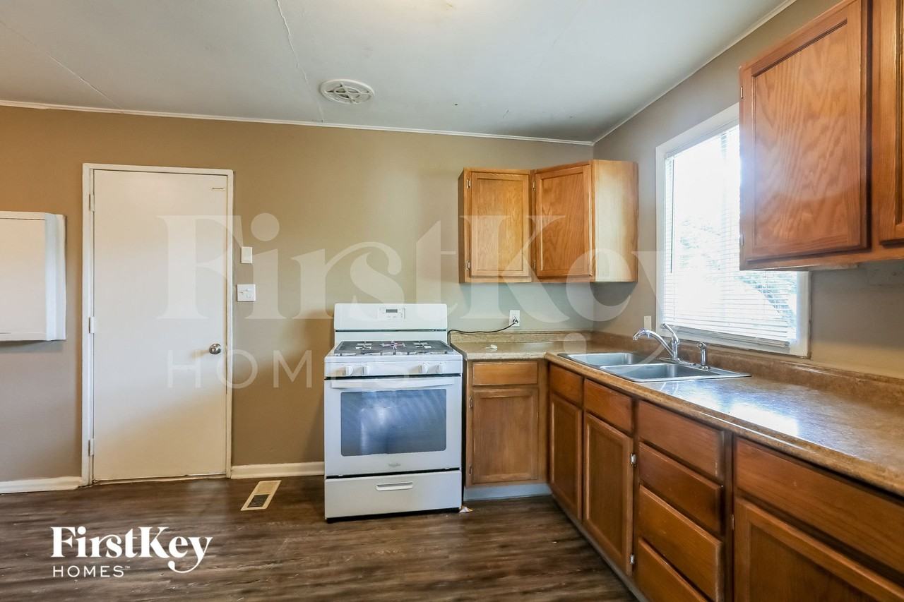 3605 Ne 54th St - Photo 5 of 15