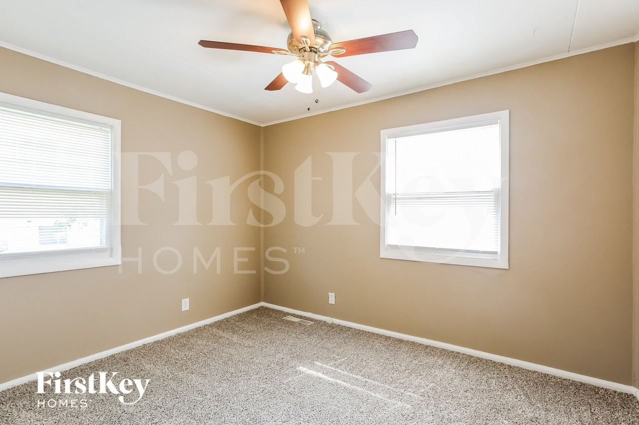 3605 Ne 54th St - Photo 7 of 15