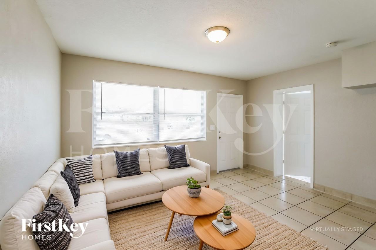 1481 Nw 44th St - Photo 3 of 19