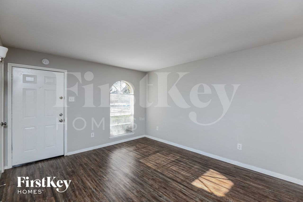 129 Sheffield Dr - Photo 2 of 15