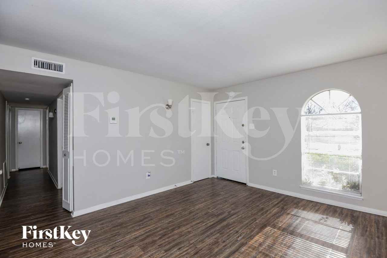 129 Sheffield Dr - Photo 3 of 15