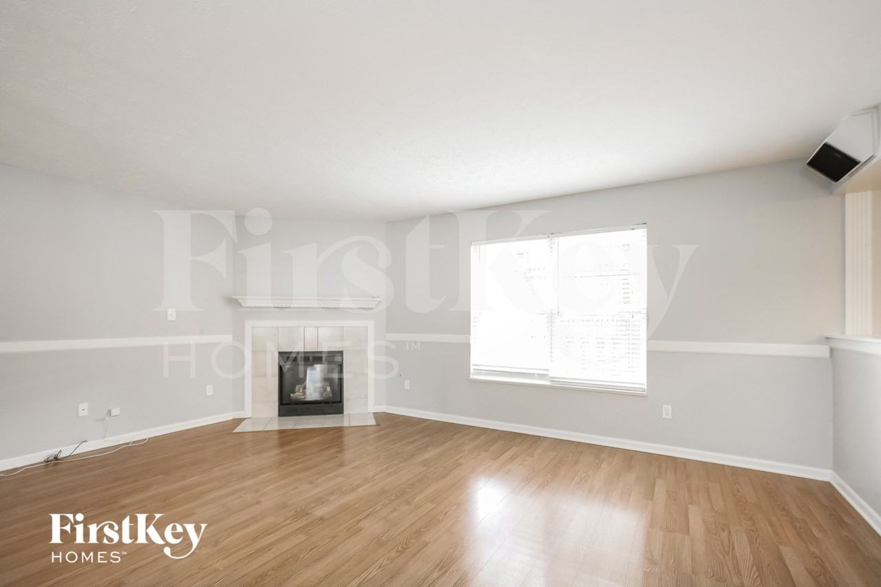 10755 Trailwood Dr - Photo 3 of 15