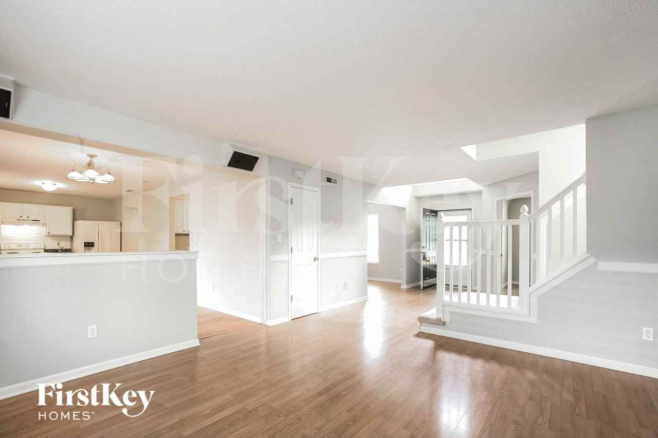 10755 Trailwood Dr - Photo 4 of 15