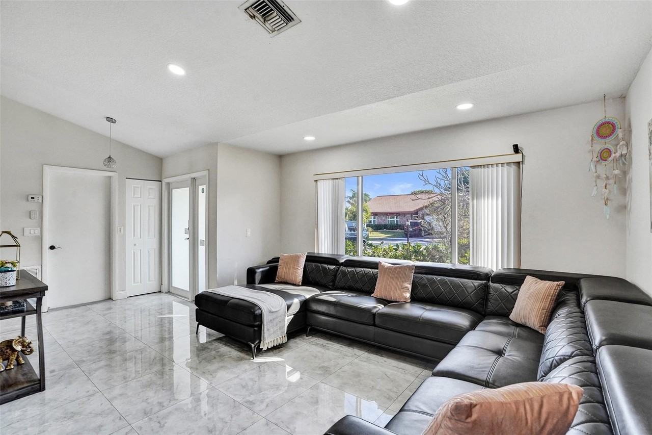 7909 Nw 19th St - Photo 5 of 33