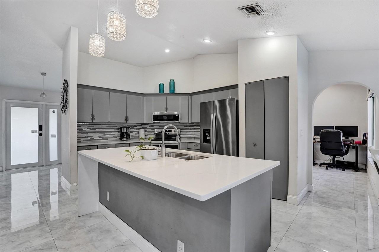 7909 Nw 19th St - Photo 7 of 33