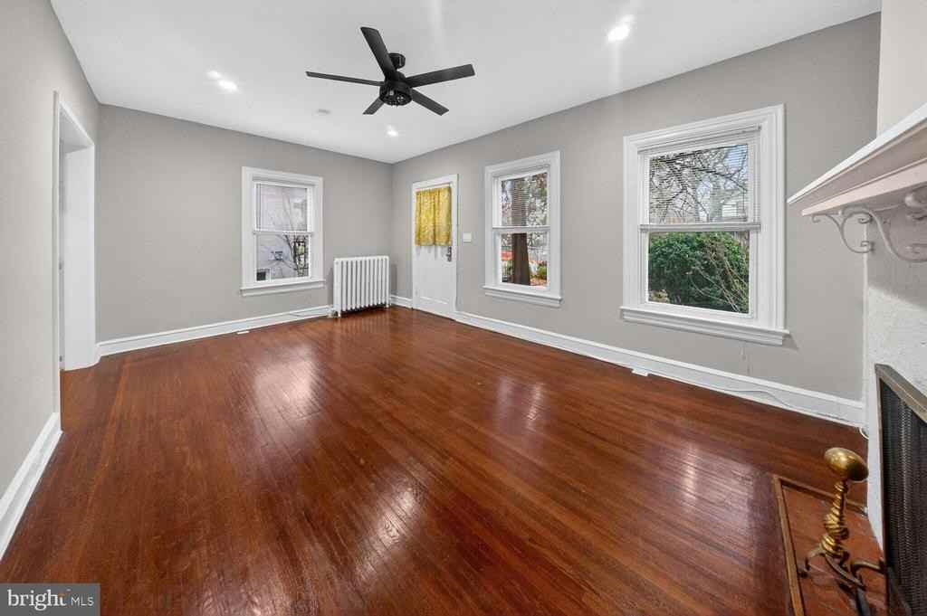 1353 Kennedy St Nw - Photo 4 of 32