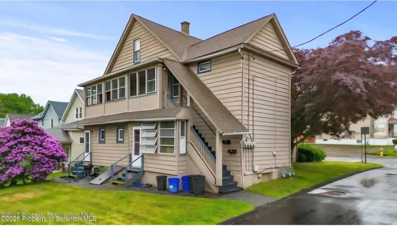 215 Bellman St - Photo 3 of 10