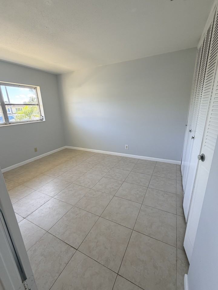 2804 Crosley Dr E - Photo 4 of 18