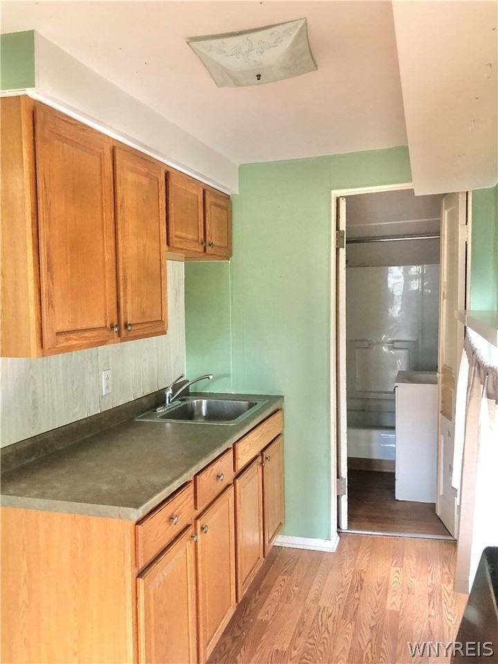 83 Norwood Ave - Photo 5 of 9