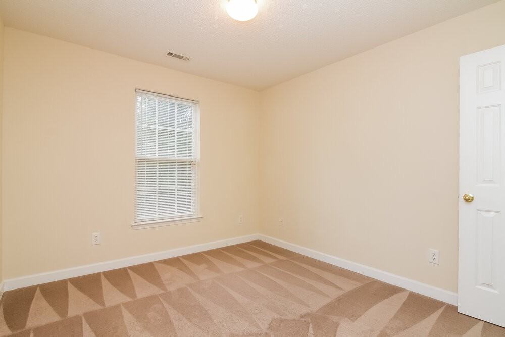 1028 Jordans Pond Ln - Photo 5 of 15