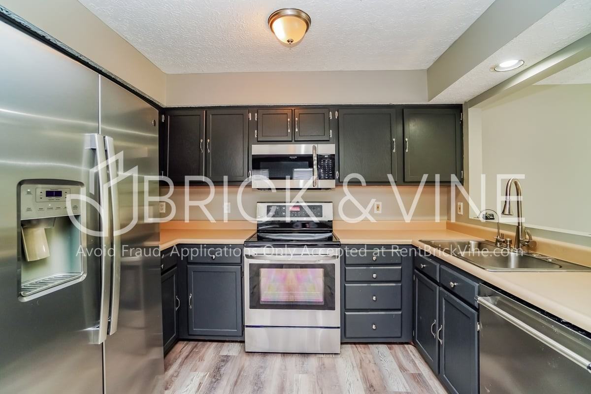 1551 Claudia Ln - Photo 3 of 18