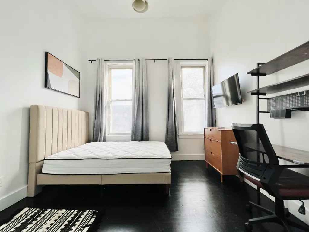 Private Bedroom in 5 Bedroom/2 Bathroom Home - Photo 6 of 11