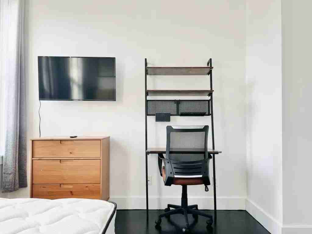 Private Bedroom in 5 Bedroom/2 Bathroom Home - Photo 7 of 11