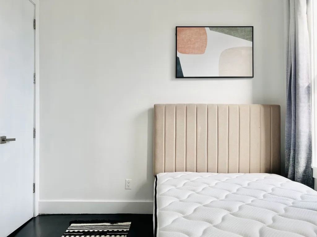 Private Bedroom in 5 Bedroom/2 Bathroom Home - Photo 3 of 8