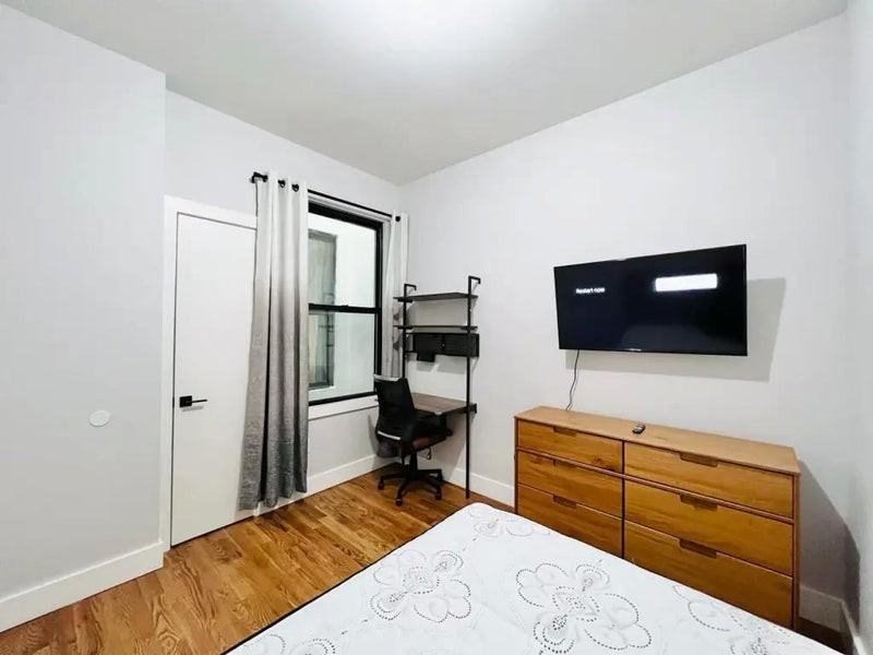 Private Bedroom in 4 Bedroom/2 Bathroom Home - Photo 3 of 5