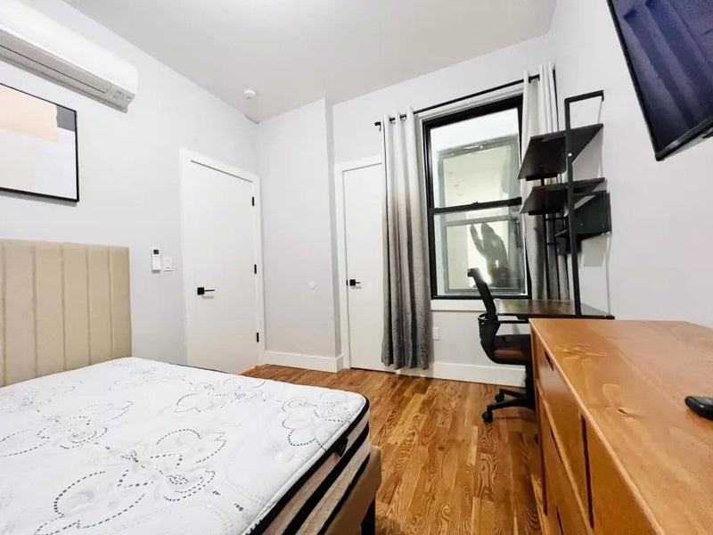 Private Bedroom in 4 Bedroom/2 Bathroom Home - Photo 4 of 5