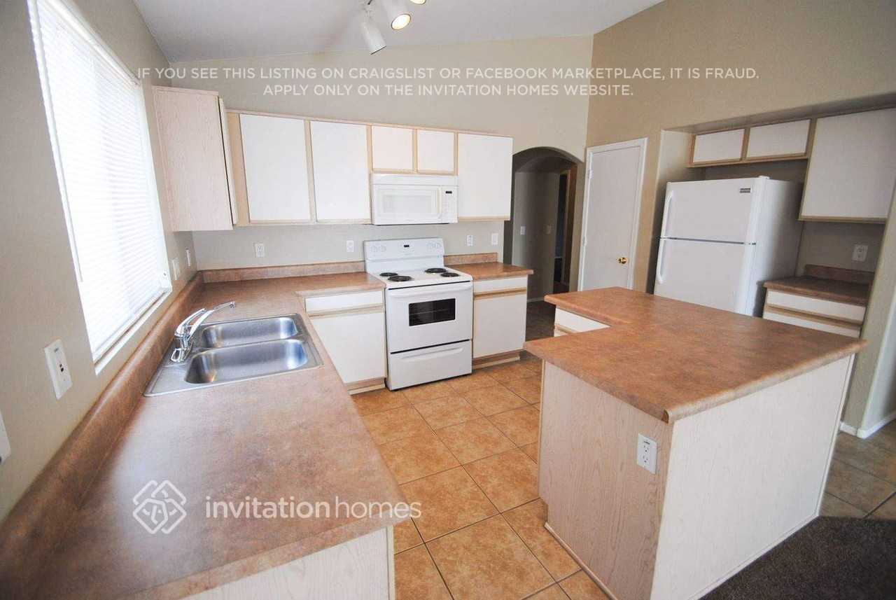 146 N 223rd Ave - Photo 4 of 10