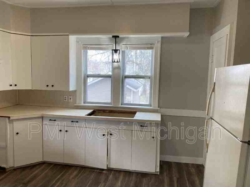 337 Cedar St Ne - Photo 2 of 10