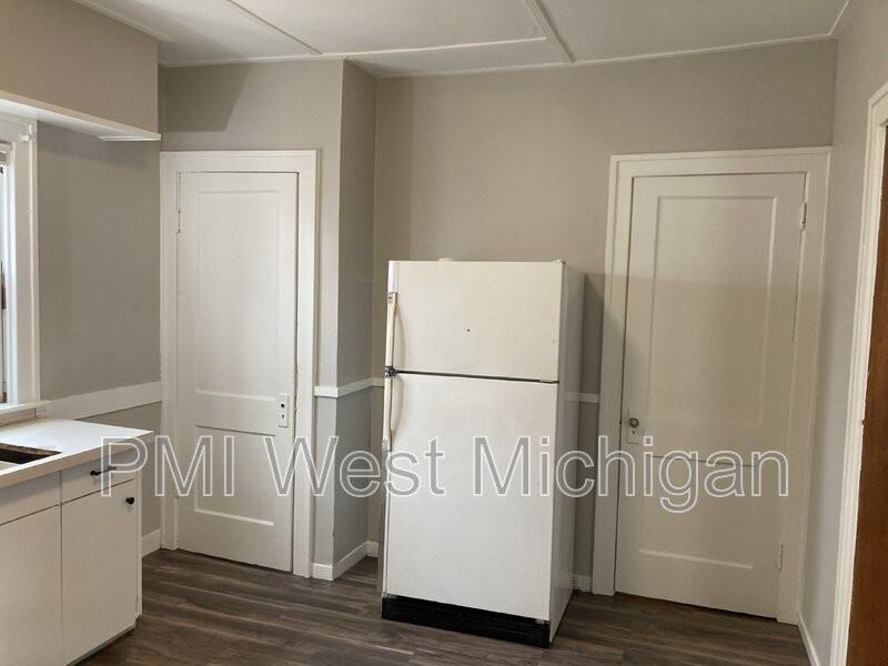 337 Cedar St Ne - Photo 3 of 10