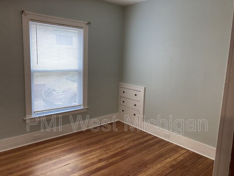 337 Cedar St Ne - Photo 7 of 10