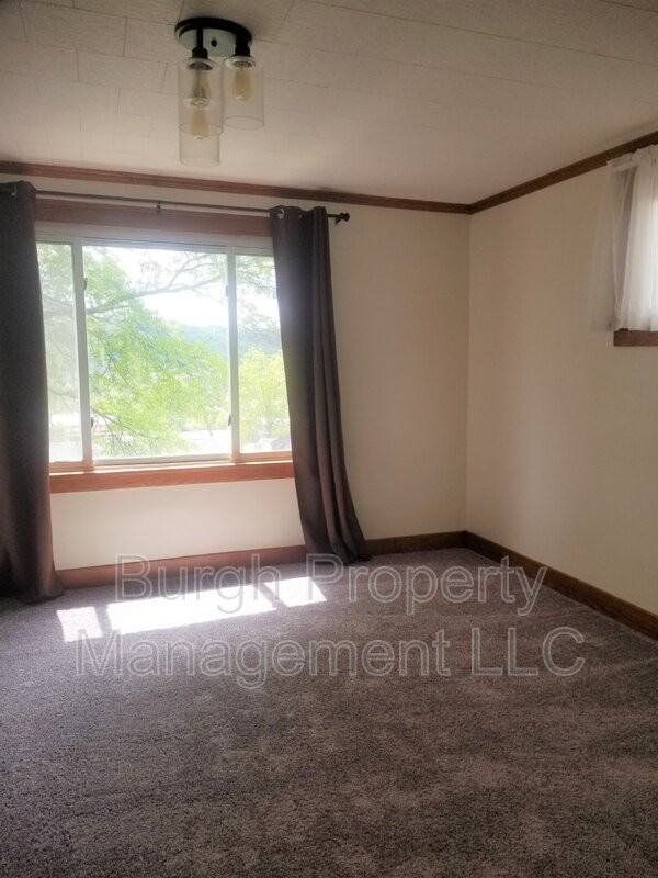 944 Jackman Ave - Photo 7 of 20