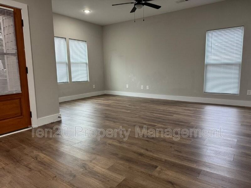 1346 Ingersoll Dr - Photo 4 of 18