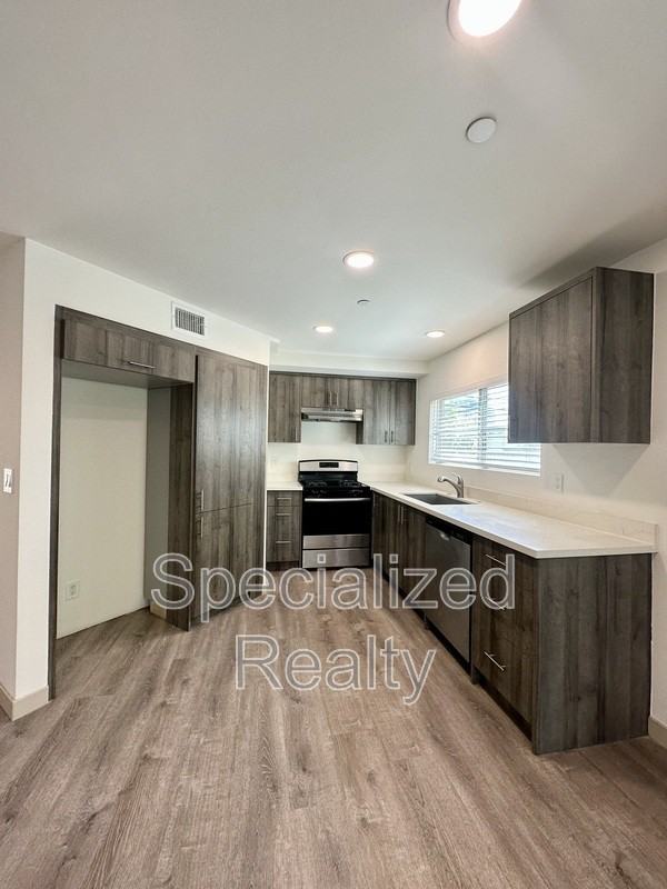 115 W Cypress St #4 - Photo 3 of 14