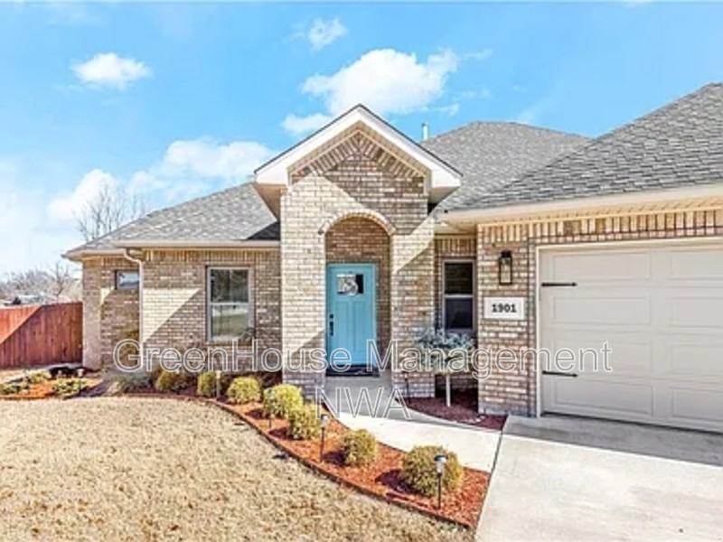 1901 Woodhause Cir - Photo 3 of 16