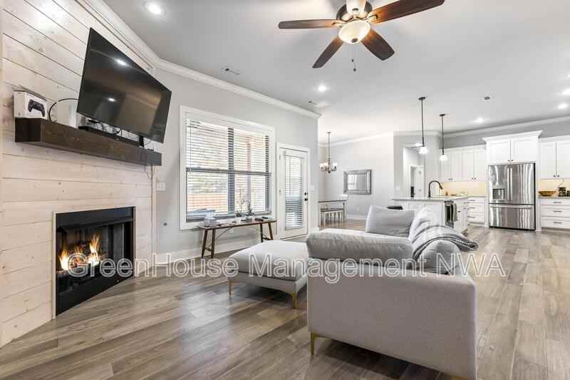 1901 Woodhause Cir - Photo 4 of 16