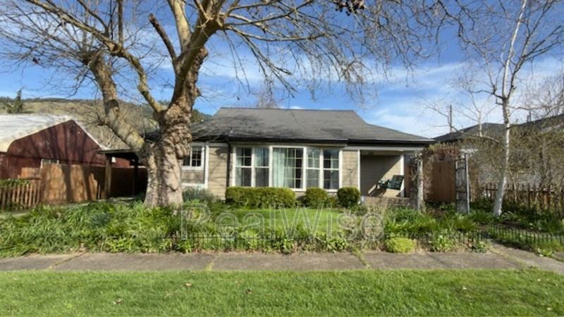 501 Ne Broadway St - Photo 2 of 27