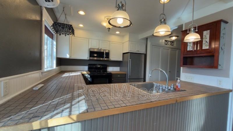 501 Ne Broadway St - Photo 5 of 27