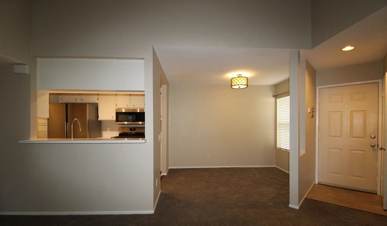 2001 Lakeridge Cir - Photo 3 of 7