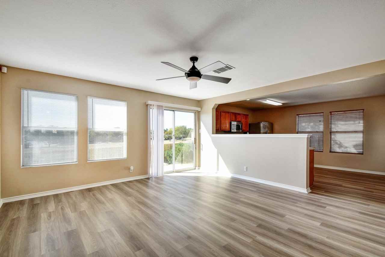 415 Mallow Grv - Photo 3 of 26