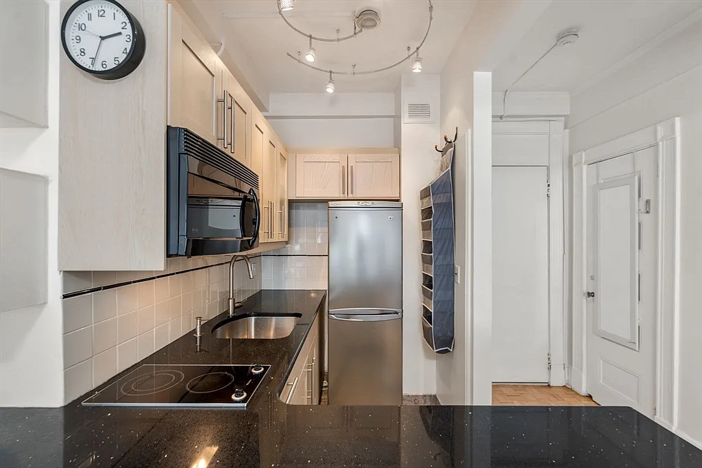 21 Beacon St #5T - Photo 6 of 10