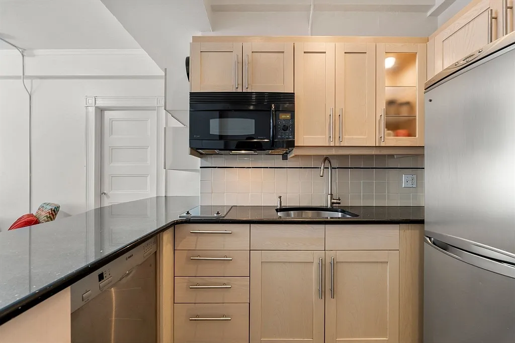 21 Beacon St #5T - Photo 7 of 10