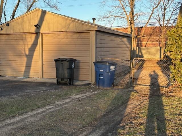 6104 Yale St - Photo 3 of 23