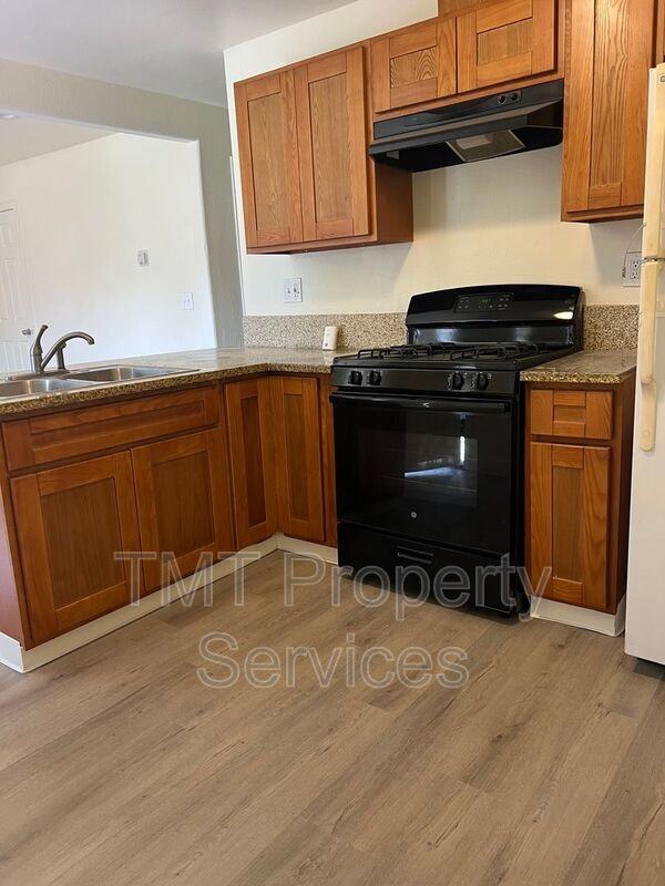 323 Kelly Ct - Photo 2 of 9