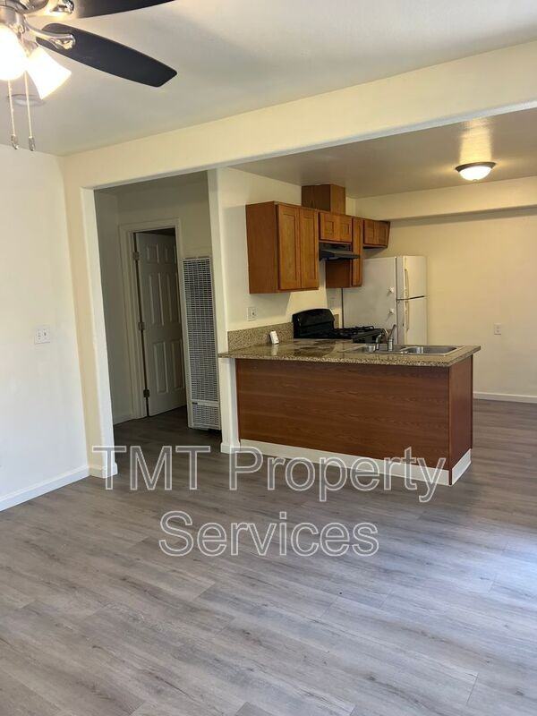 323 Kelly Ct - Photo 3 of 9