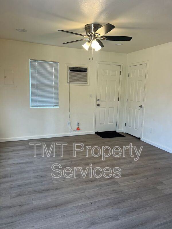 323 Kelly Ct - Photo 4 of 9