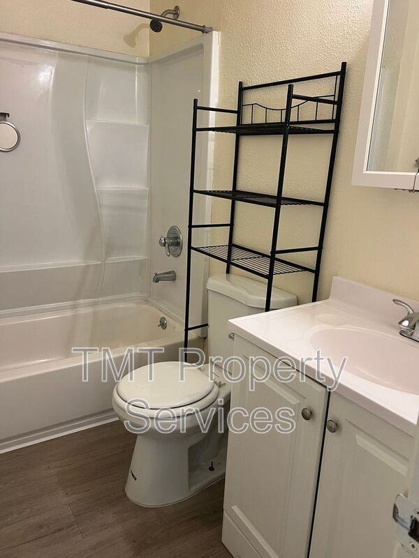 323 Kelly Ct - Photo 7 of 9