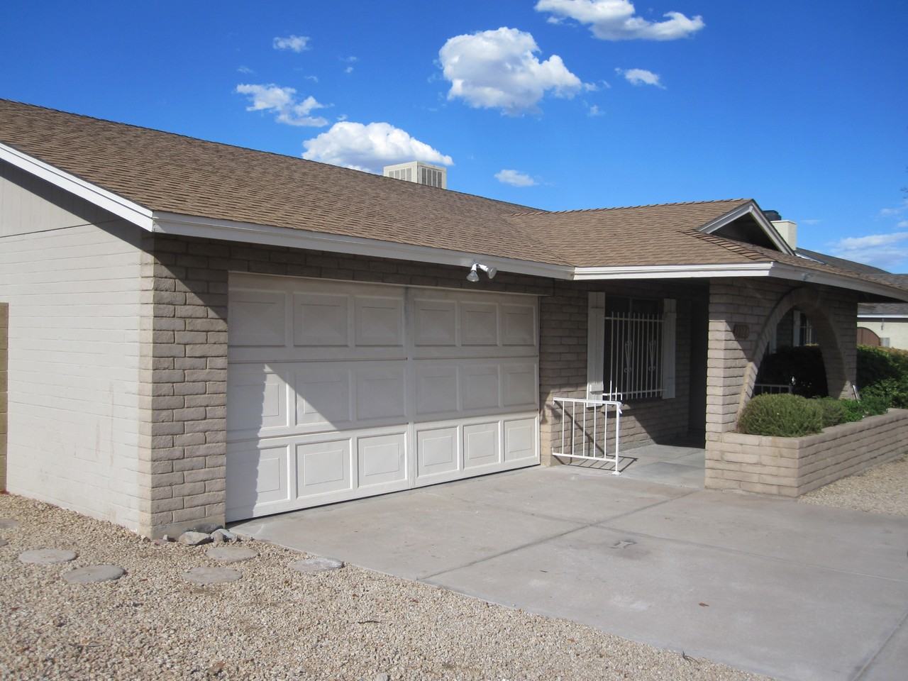 1028 E Paradise Ln - Photo 2 of 26