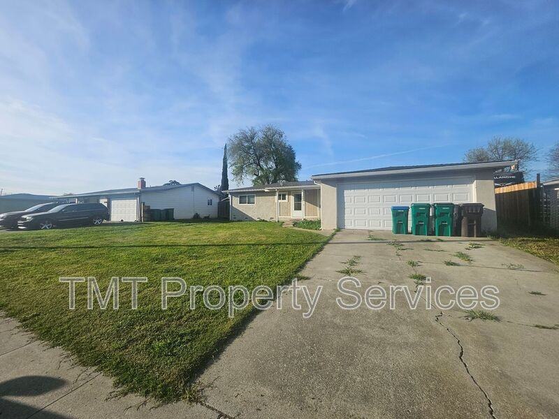 4679 Eastview Dr - Photo 2 of 26