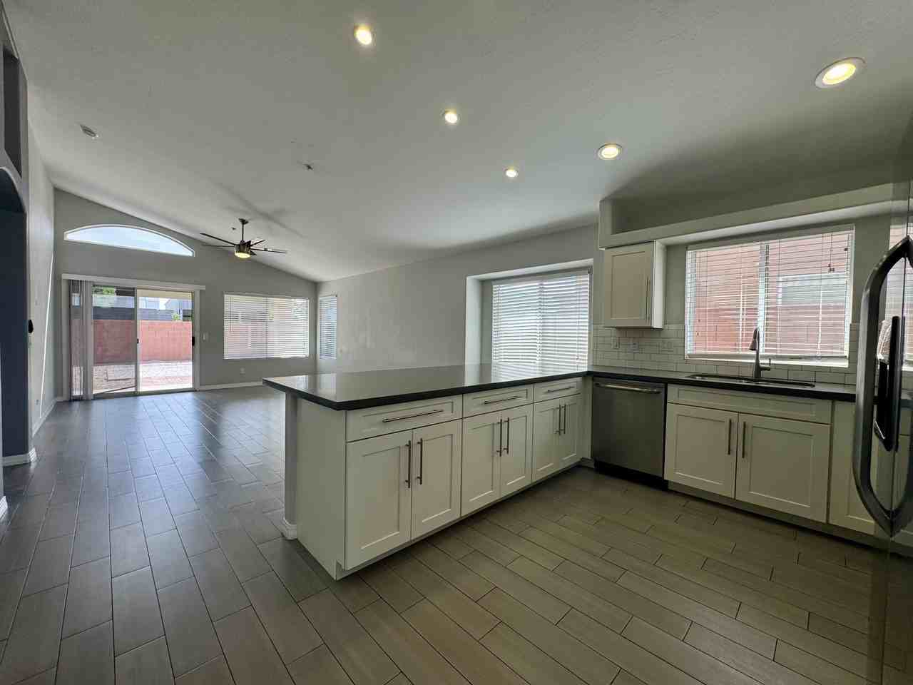 8667 E Pinchot Ave - Photo 4 of 27