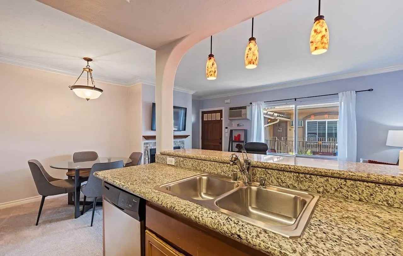 4230 48Th St - Photo 4 of 7