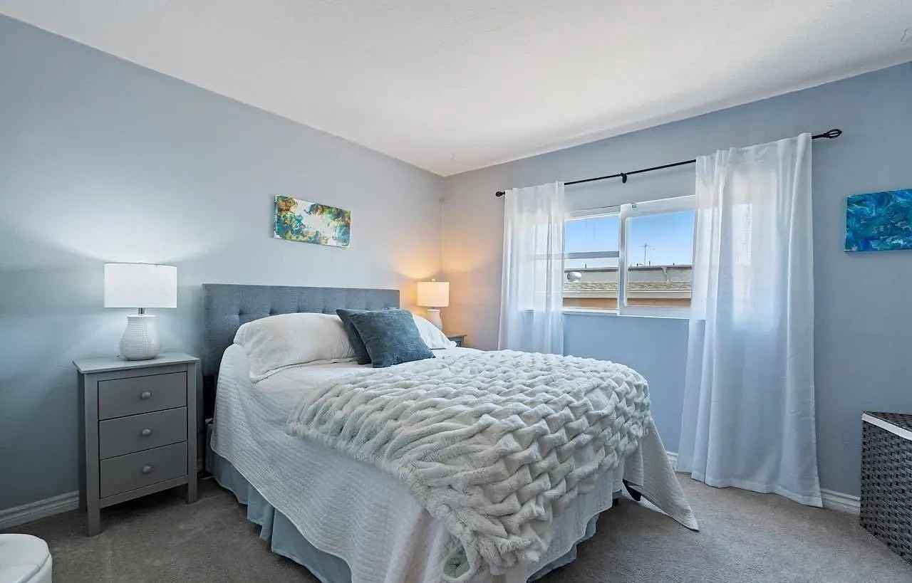 4230 48Th St - Photo 5 of 7