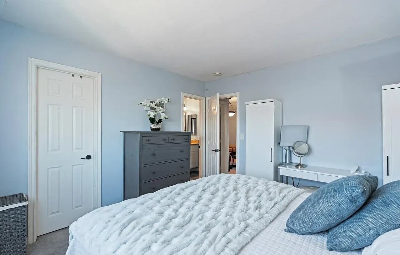 4230 48Th St - Photo 6 of 7