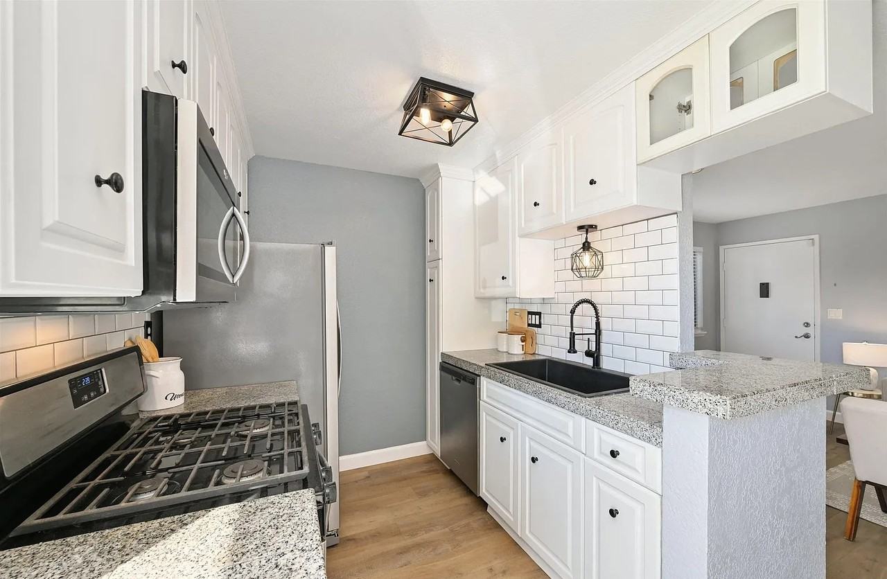 4165 Swift Ave - Photo 4 of 10