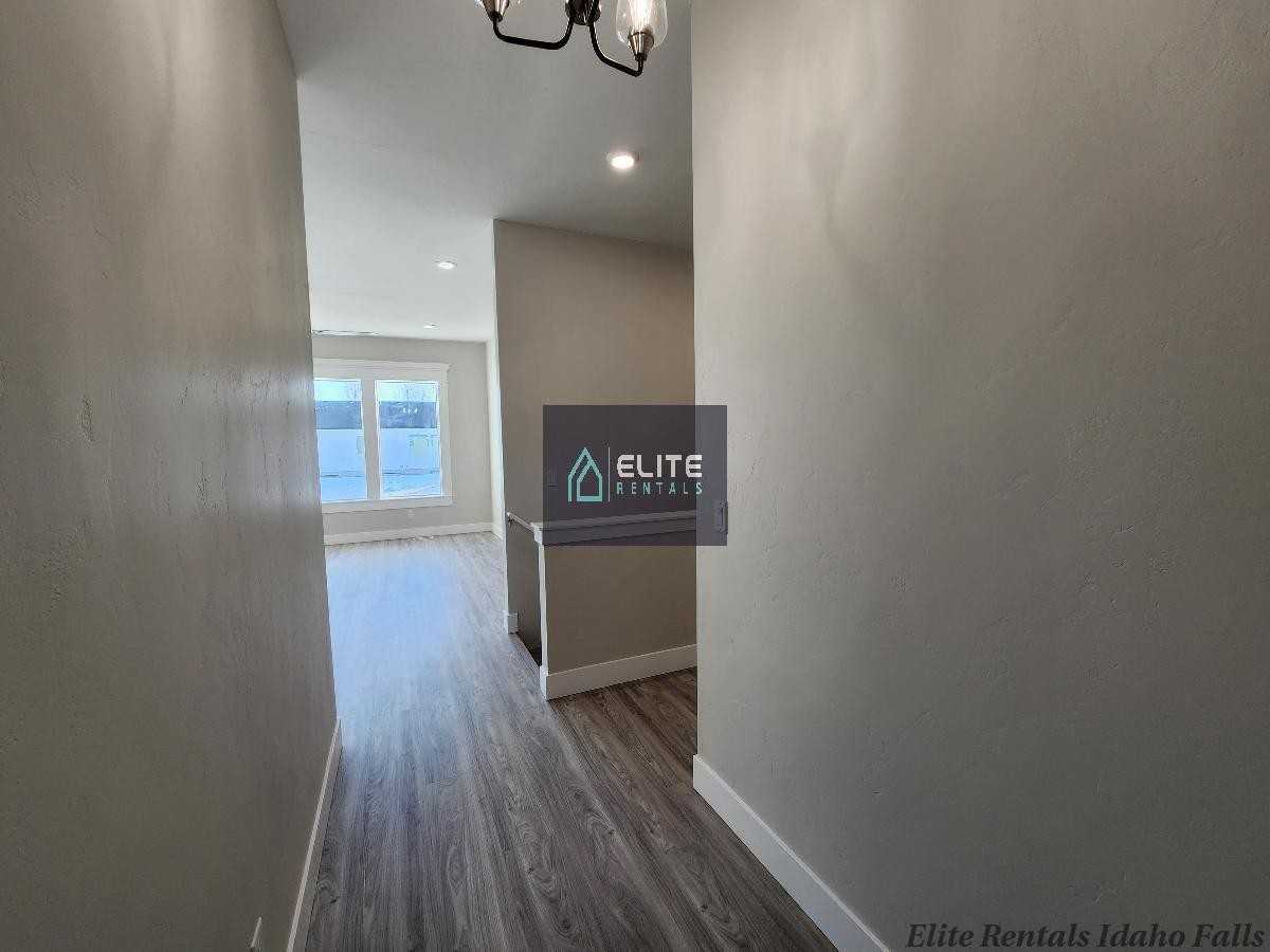 3092 Peacock Ln - Photo 2 of 16