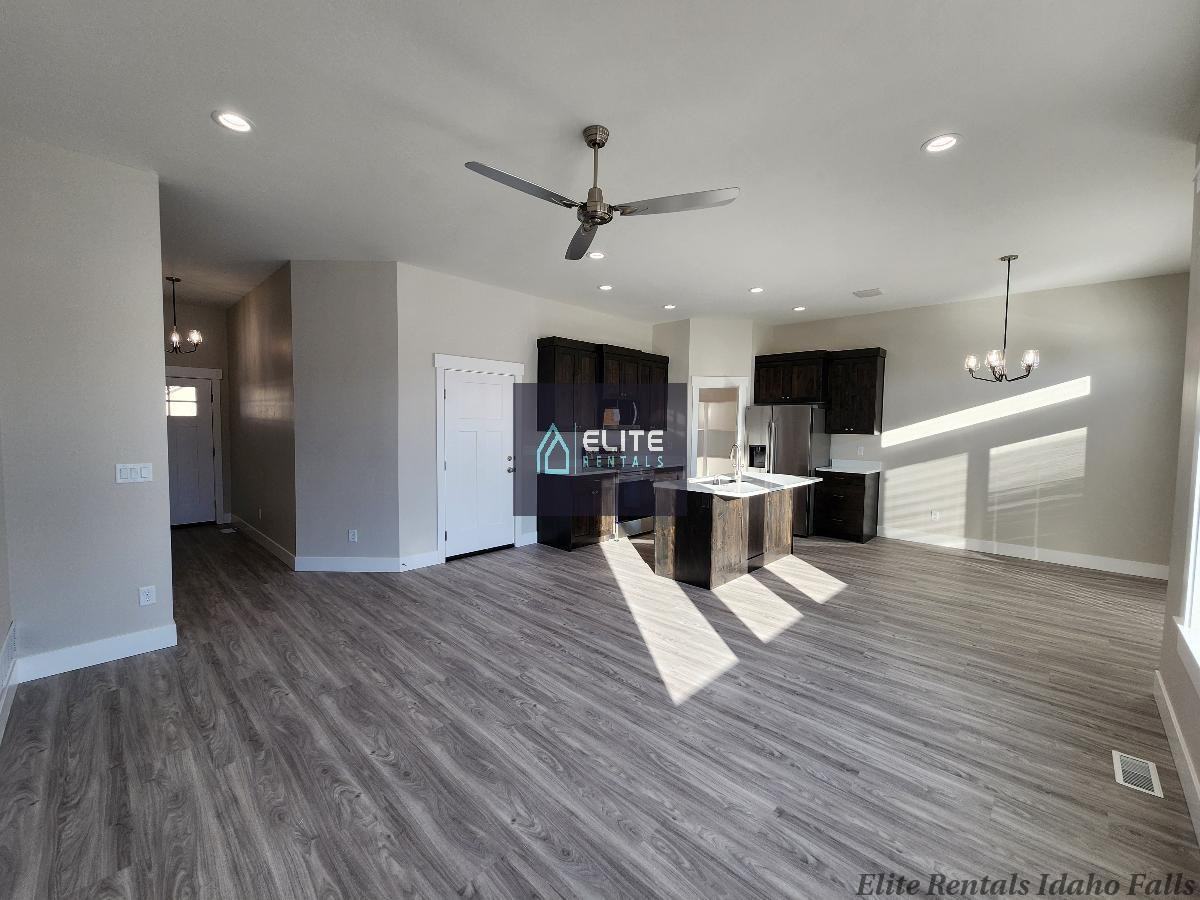 3092 Peacock Ln - Photo 3 of 16